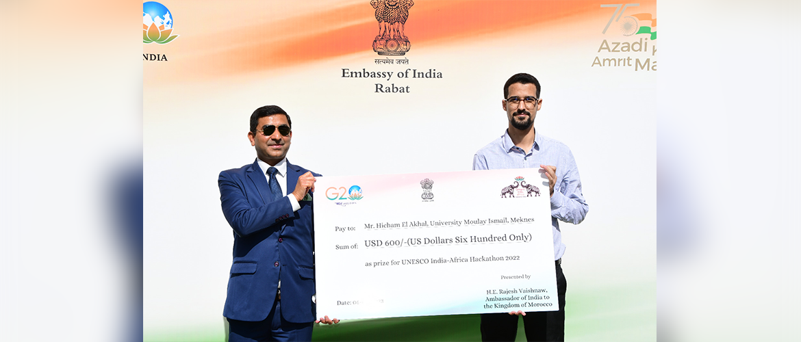  <p style="fcolor: #fff;  font-size: 15px; margin-bottom: -21px;"><b>Ambassador Rajesh Vaishnaw with winners of UNESCO INDIA-AFRICA Hackathon</b></p>